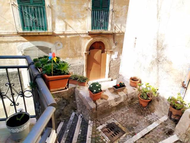 Il balcone della casa con vista sul borgo di Pettorano sul Gizio