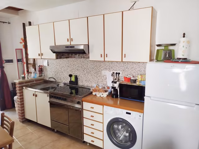 La cucina con piano cottura e forno — La Casa di Cinzia, Pettorano sul Gizio