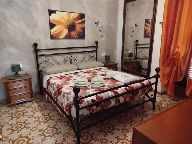 La camera matrimoniale con letto e armadio