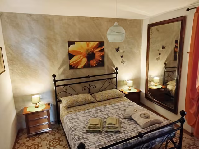 Camera doppia di La Casa di Cinzia, con letti singoli e comodini in legno