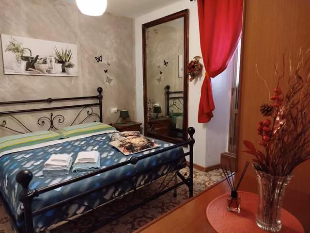Camera famiglia di La Casa di Cinzia con letto matrimoniale e letto singolo