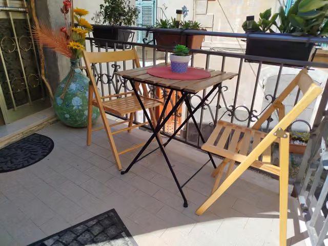 Tavolino e sedie sul balcone