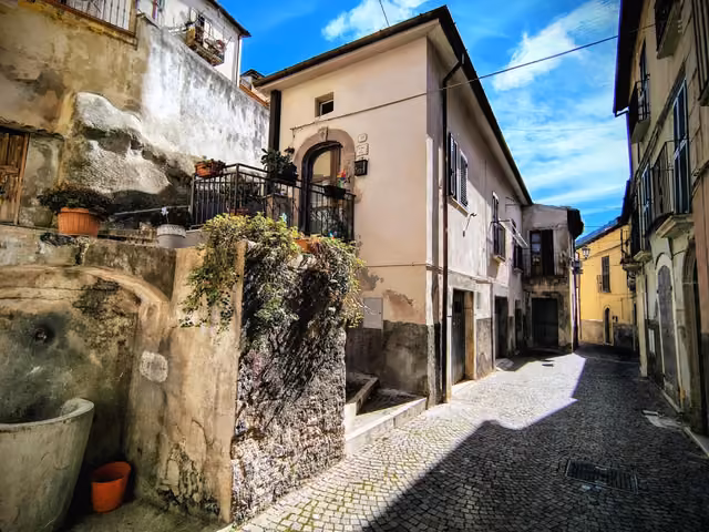 Un vicolo del centro storico di Pettorano sul Gizio