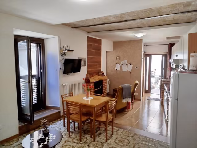 Cucina e sala da pranzo dell'appartamento di La Casa di Cinzia, con tavolo e sedie